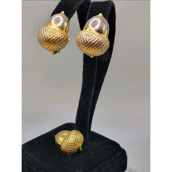 Vintage 1960s Gold Tone Acorn Brooch & Screw Back Earrings Set Patent 3176475 - Picture 3 of 10